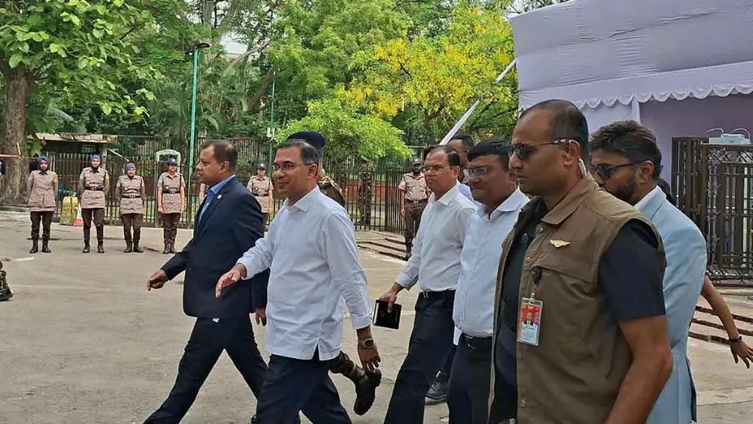 নিরাপত্তা কড়াকড়ি ভুলে জনতার কাতারে প্রধানমন্ত্রী