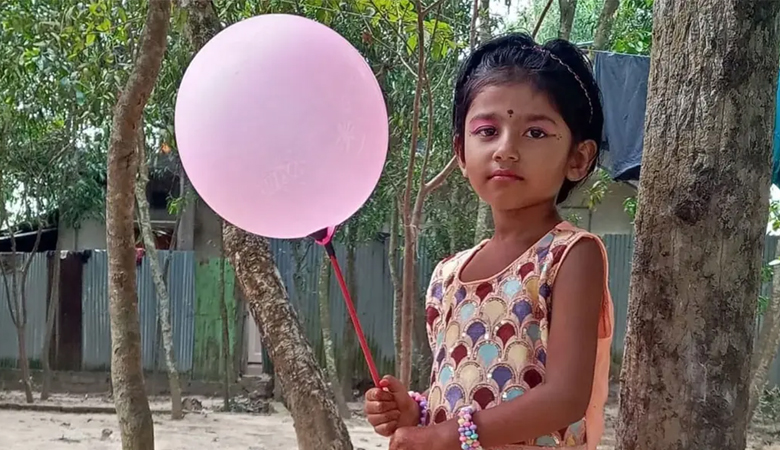 স্কুল শেষে বাড়ি ফেরার পথে বেপরোয়া বাস কেড়ে নিল প্রাণ