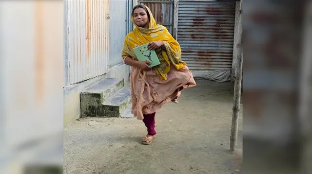 শারীরিক প্রতিবন্ধকতা জয় করে কিশোরীর পথচলা