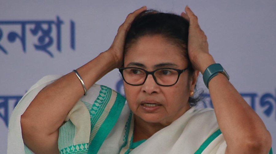 মমতার নিযুক্ত আমলাদের অফিসে প্রবেশে নিষেধাজ্ঞা
