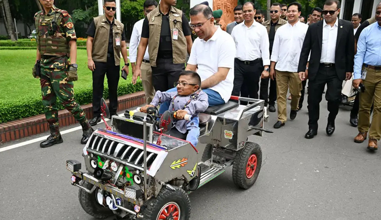 কলেজছাত্রের বানানো স্মার্ট কারে চড়ে উৎসাহ দিলেন প্রধানমন্ত্রী