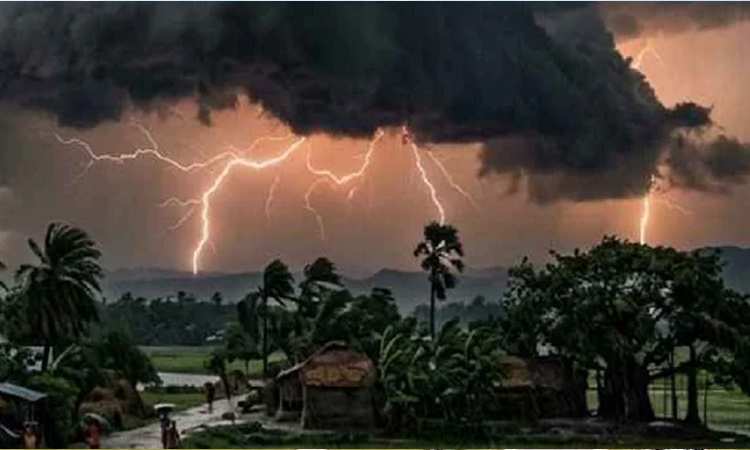 ধেয়ে আসছে শক্তিশালী বৃষ্টিবলয়, তীব্র বজ্রপাতের আশঙ্কা