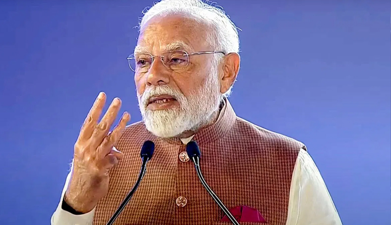 জ্বালানি সংকটে নিজের বহরে গাড়ি কমানোর নির্দেশ মোদীর