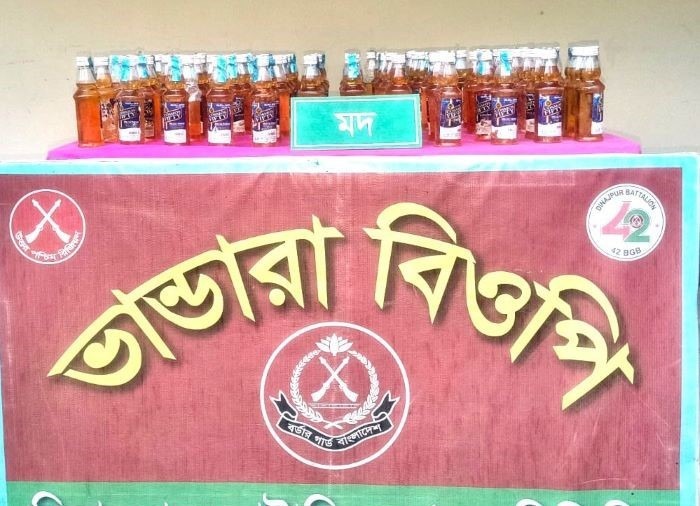 দিনাজপুরের বিরল সীমান্তে বিপুল ভারতীয় মদ উদ্ধার
