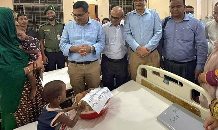 হামে আক্রান্ত যমজ শিশুর পাশে প্রধানমন্ত্রী