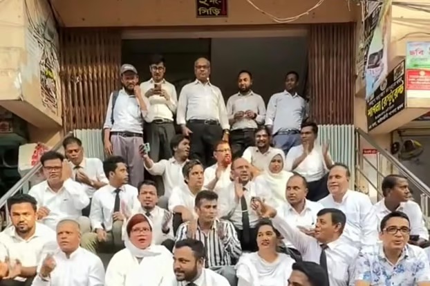 নির্বাচনে অংশ নিতে না দেওয়ায় আওয়ামী লীগ–সমর্থক আইনজীবীদের প্রতিবাদী গান
