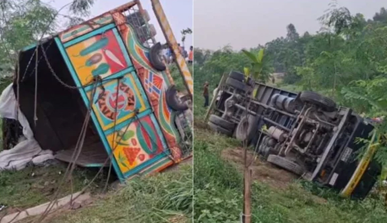 ঢাকা-টাঙ্গাইল মহাসড়কে ট্রাক উল্টে নিহত ১৫