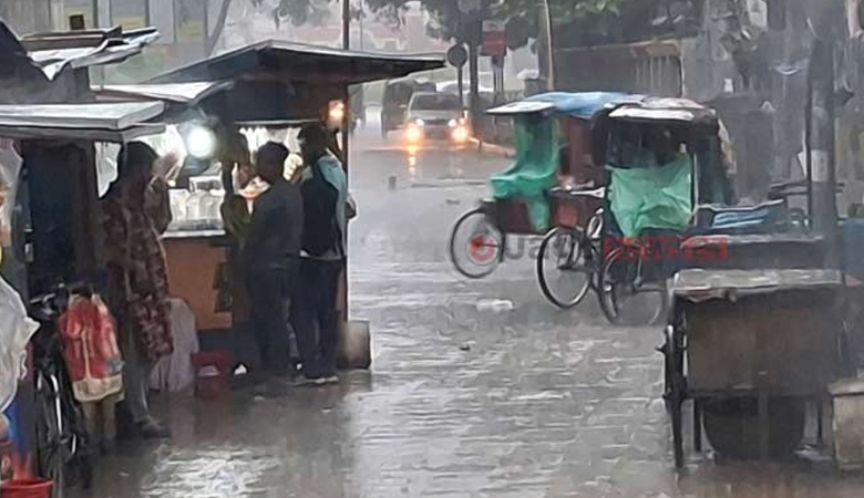 ঢাকায় ঝুম বৃষ্টিতে ভোগান্তিতে ঈদযাত্রীরা
