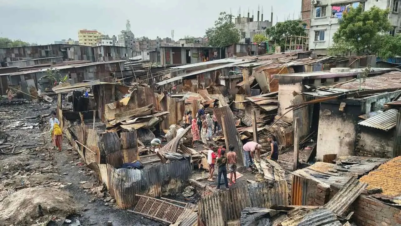 ঈদের আগে আগুনে ভস্মীভূত কালশী বস্তিবাসীর স্বপ্ন