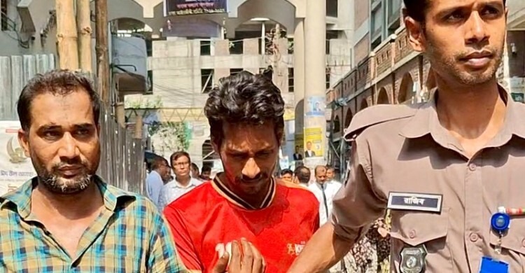 চাপাতি ধরে ছিনতাইয়ের সেই দুই আসামির রিমান্ড