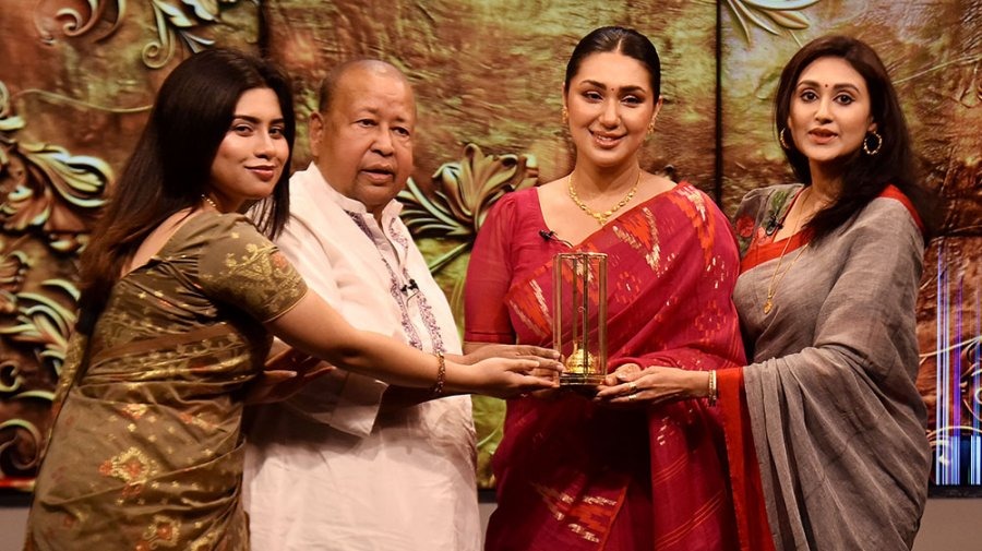 অপু বিশ্বাসকে সোনার কলস দিলেন সাগর