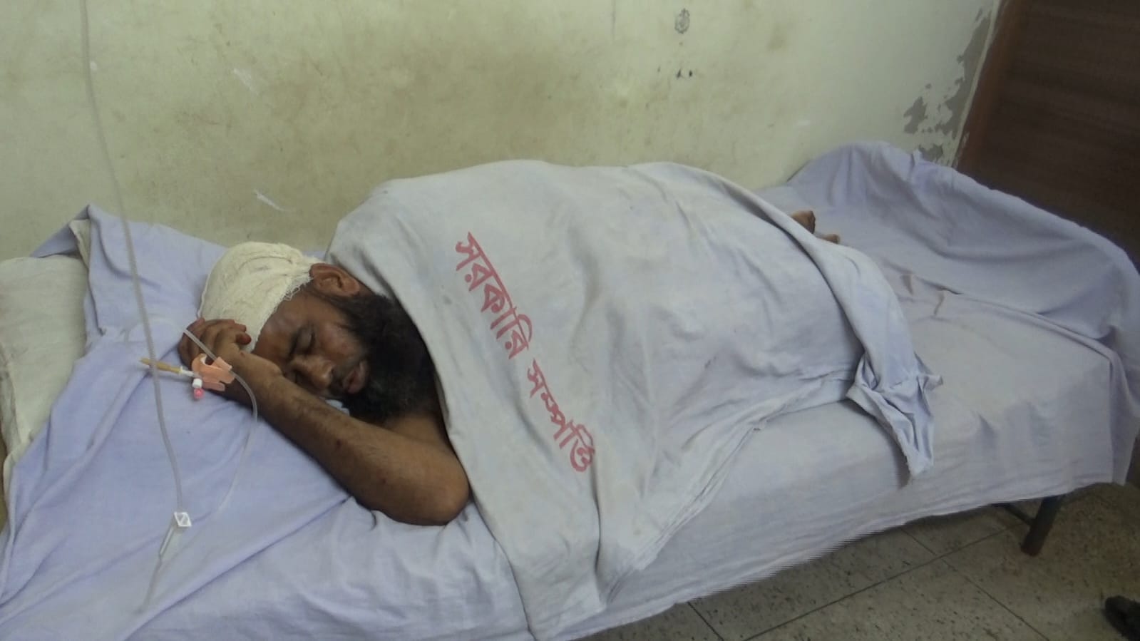 রামপালে মাছের ঘেরে জোরপূর্বক লবণ পানি তোলার বিরোধে হামলা, আহত ৫