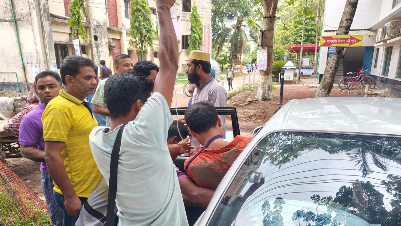 সাতক্ষীরার শ্যামনগরে খাল দখল নিয়ে তিন দলের মধ্যে রক্তক্ষয়ী সংঘর্ষ