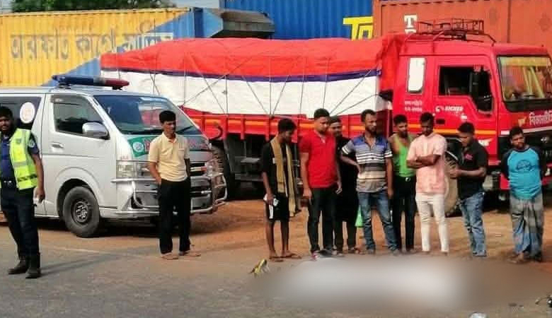 দাঁড়িয়ে থাকা বাসে মোটরসাইকেলের ধাক্কায় নিহত ২