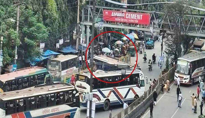 ঢাকায় সড়ক বিভাজকে ধাক্কা খেয়ে উল্টে গেল যাত্রীবাহী বাস