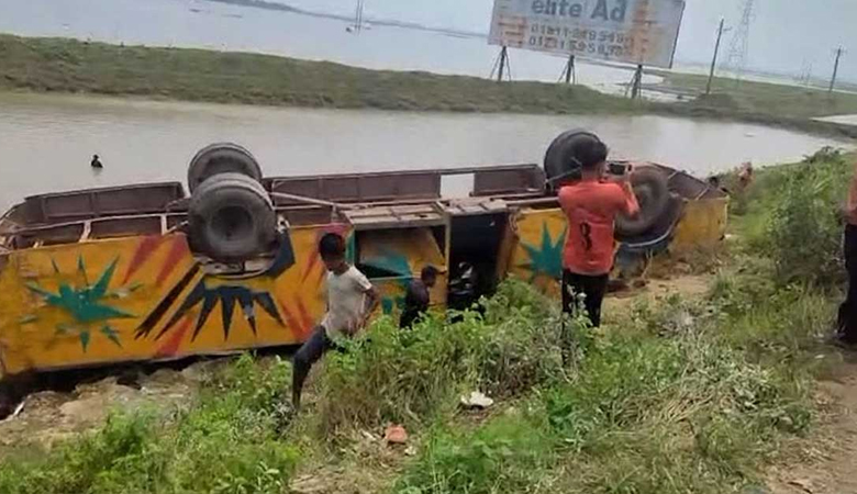 ব্রাহ্মণবাড়িয়ায় নিয়ন্ত্রণ হারিয়ে বাস খাদে পড়ে নিহত ৪