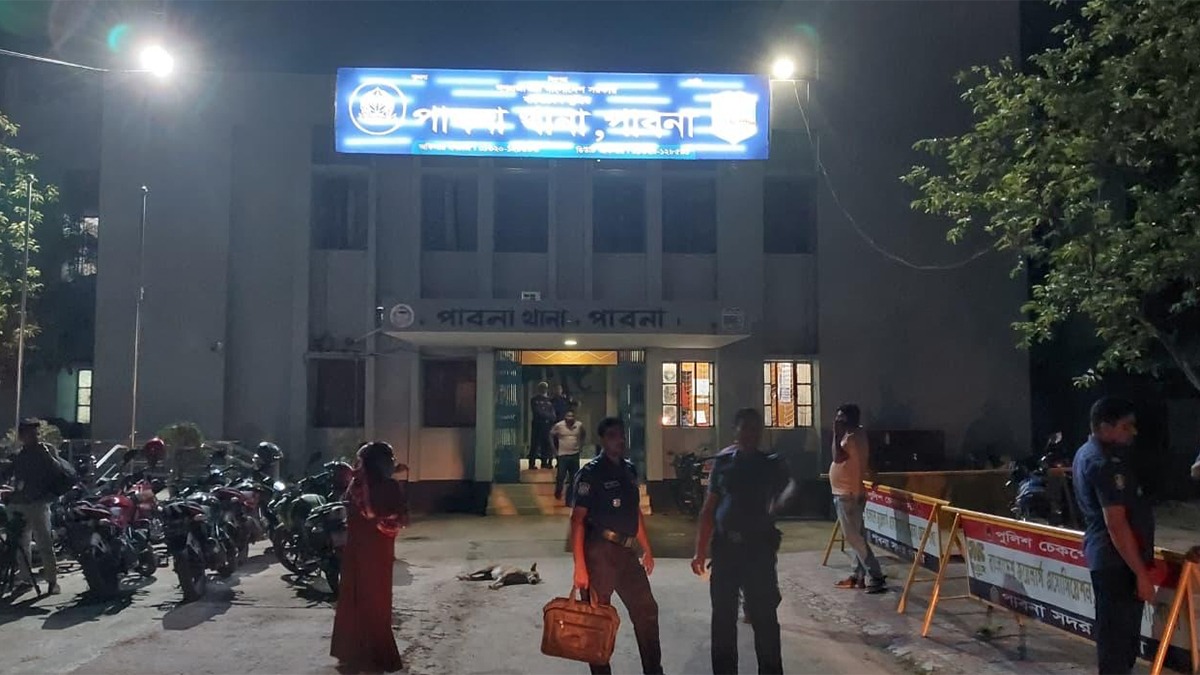 পাবনায় ছেলেকে মাদ্রাসায় নিয়ে যাওয়ার পথে বাবাকে গুলি করে হত্যা