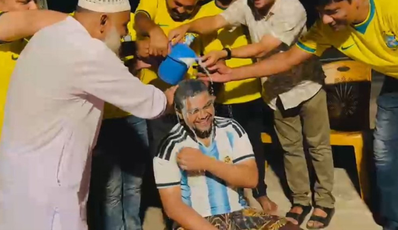 ১০ লিটার দুধ দিয়ে গোসল করে আর্জেন্টিনা সমর্থকের ব্রাজিলে যোগদান