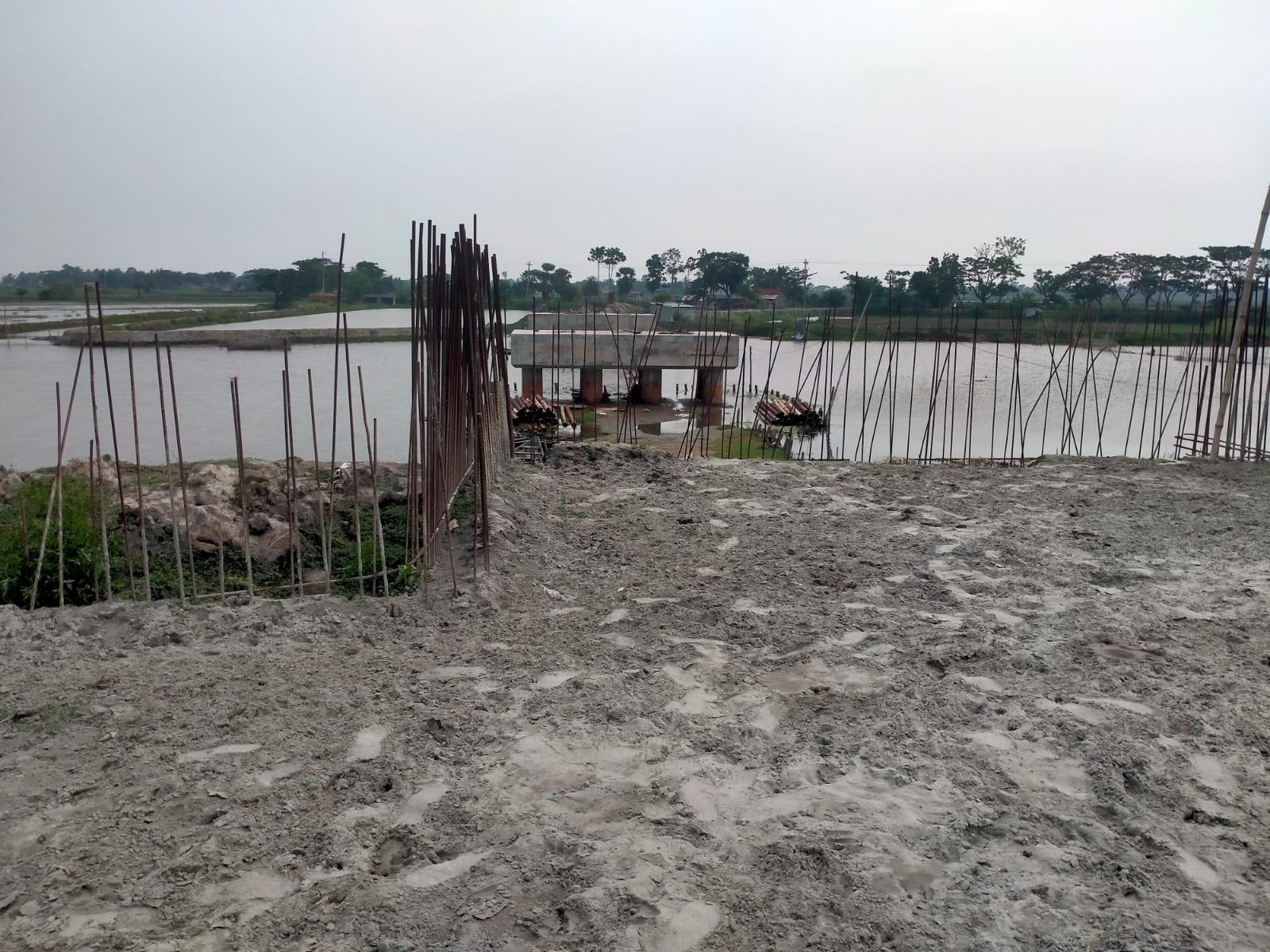 সাতক্ষীরায় রাস্তা-ব্রিজের কাজ ফেলে উধাও ঠিকাদার