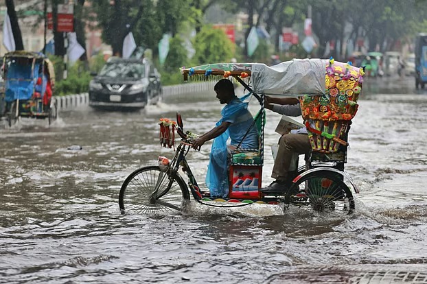 রাজধানীতে ঝুম বৃষ্টিতে তাপমাত্রা কমে স্বস্তি