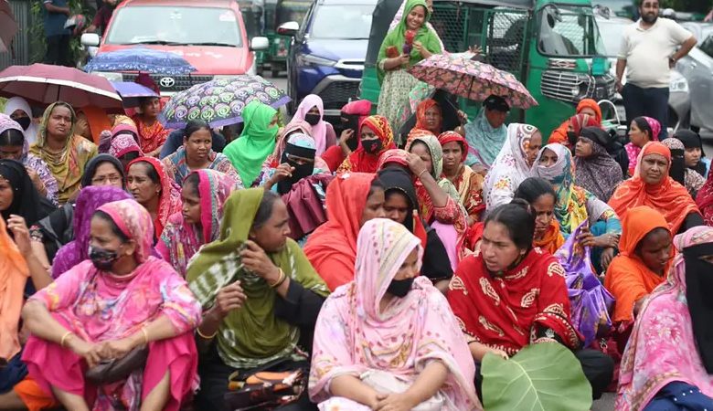 তেজগাঁওয়ে চার শতাধিক শ্রমিকের সড়ক অবরোধ