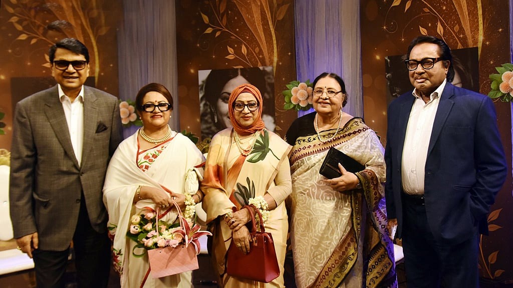 এক ছাদের নিচে ঢাকাই চলচ্চিত্রের কিংবদন্তি তারকারা