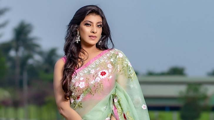 নতুন ভূমিকায় মৌ