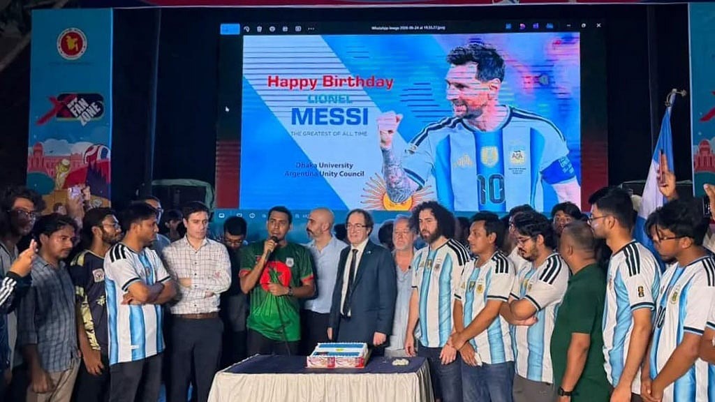 ঢাবিতে মেসির জন্মদিন উদযাপনে আর্জেন্টিনার রাষ্ট্রদূত