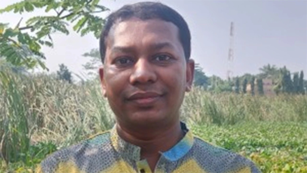গান গেয়ে আলোচিত ঢাবি অধ্যাপককে বরখাস্ত আর্থিক অনিয়মের অভিযোগে