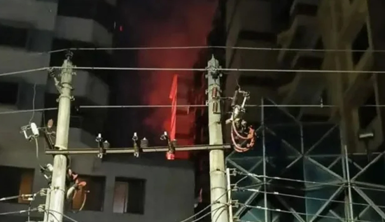 রাজধানীর কাঁটাবনে আবাসিক ভবনে ভয়াবহ আগুন