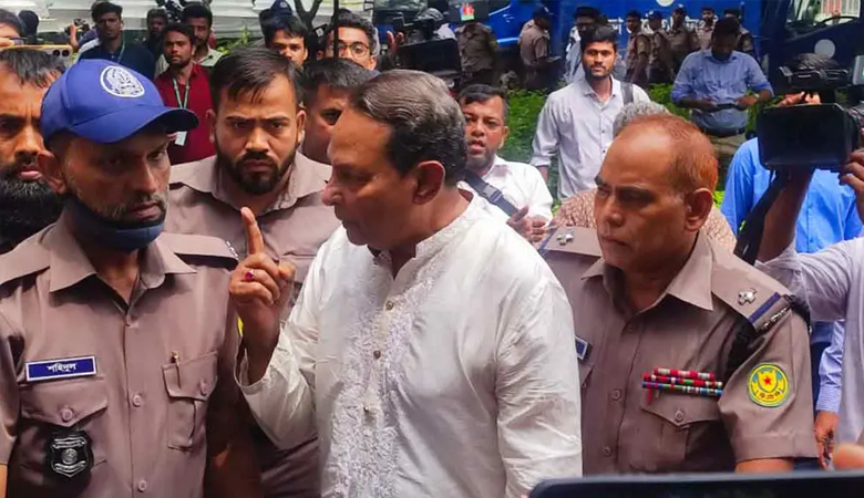 ‘হাত ধরবেন না’- এজলাসে তোলার সময় পুলিশকে ইনু