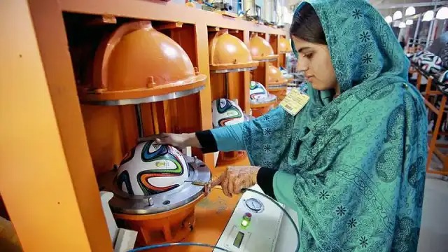 পাকিস্তানি নারীদের হাতে তৈরি বিশ্বকাপের ফুটবল