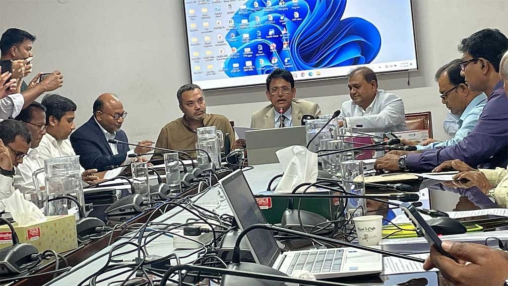 আজ এইচএসসিতে বসছে পৌনে ১৩ লাখ শিক্ষার্থী, কেন্দ্রে নিরাপত্তায় পুলিশের গায়ে থাকবে ক্যামেরা