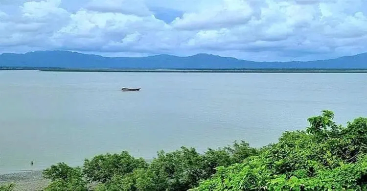 রাখাইনে দফায় দফায় বোমা বিস্ফোরণ, কাঁপছে টেকনাফ
