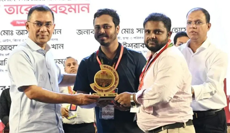 জুলাই স্মৃতি স্মারক তুলে দিলেন প্রধানমন্ত্রী