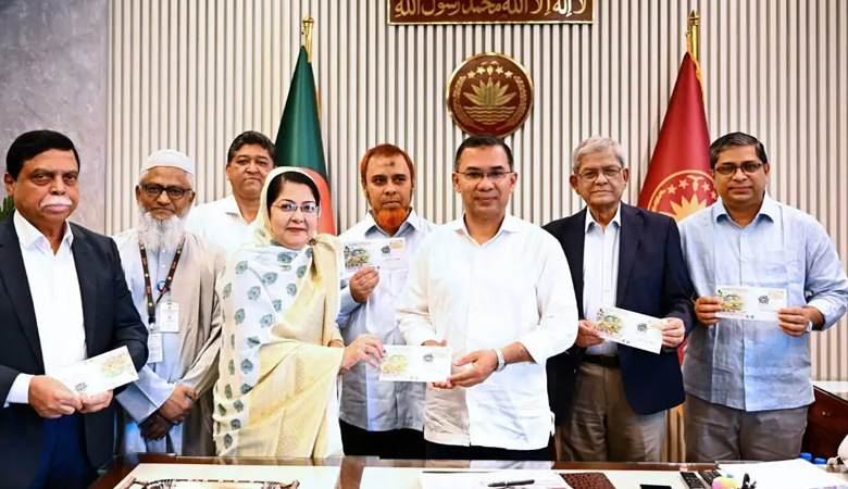 ‘উন্নত পল্লী সমৃদ্ধ দেশ, সবার আগে বাংলাদেশ’ স্মারকে ডাক টিকিট উদ্বোধন
