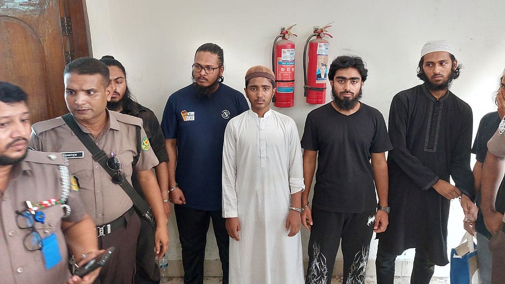 যাত্রাবাড়ীতে ‘উগ্রবাদী সংগঠনের’ সন্দেহে গ্রেফতার ৬, তিন দিনের রিমান্ড মঞ্জুর