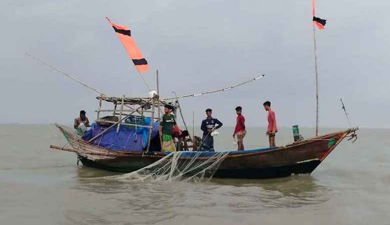 ভরা মৌসুমেও ইলিশের সংকটে বিপর্যস্ত হাতিয়ার জেলেরা