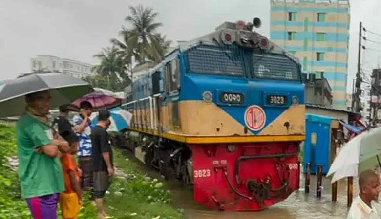 কক্সবাজার রুটে ট্রেন চলাচল বন্ধ, টিকিটের টাকা ফেরত দিচ্ছে রেল
