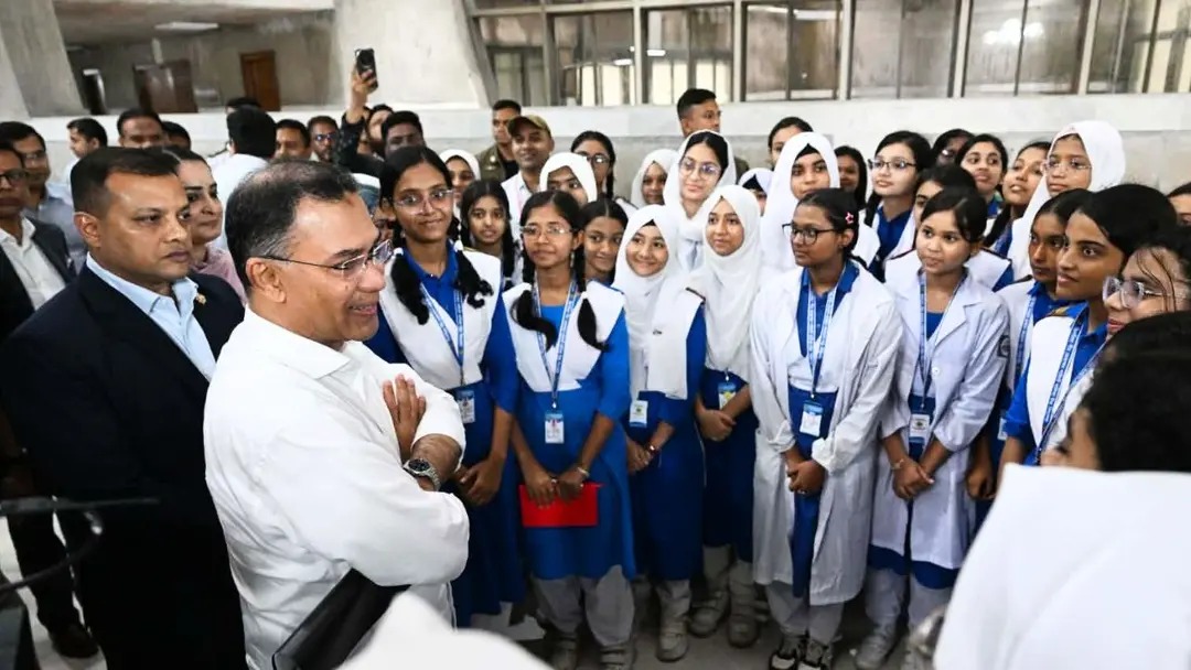 নানা উদ্যোগের ঘোষণা, ধানের শীষ হাতে দাঁড়ানো নিরাপত্তাকর্মীকে উপহার