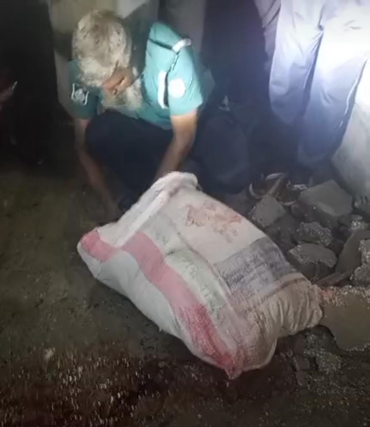 খুলনায় এবার বস্তাবন্দি রক্তাক্ত নারীর মরদেহ উদ্ধার