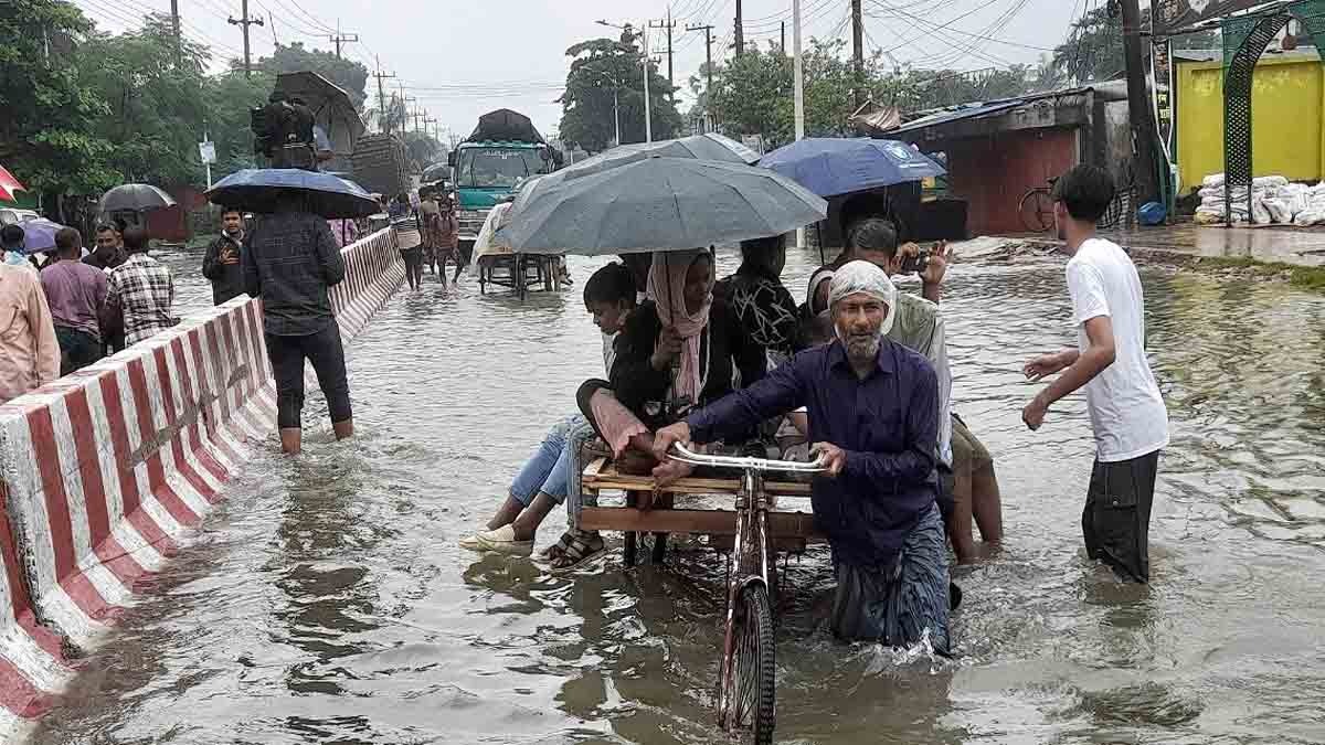 পাহাড়ি ঢল-বৃষ্টিতে দক্ষিণ চট্টগ্রামে ভয়াবহ বন্যা, দুর্ভোগ চরমে