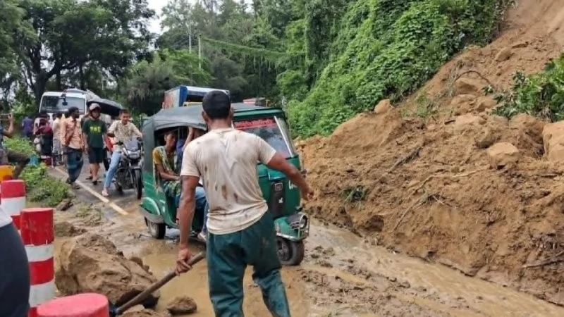 রাঙামাটিতে ১২৬ স্থানে পাহাড়ধস, বৃদ্ধের মরদেহ উদ্ধার ও ব্যবসায়ী নিখোঁজ