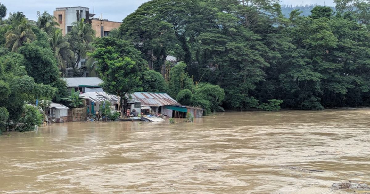 টানা ভারী বর্ষণে ১৮ জেলার নিম্নাঞ্চলে বন্যার আশঙ্কা সতর্কতা জারি