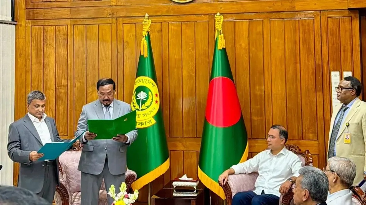 শপথ নিলেন চট্টগ্রাম-২ আসনে বিএনপির প্রার্থী সারোয়ার আলমগীর