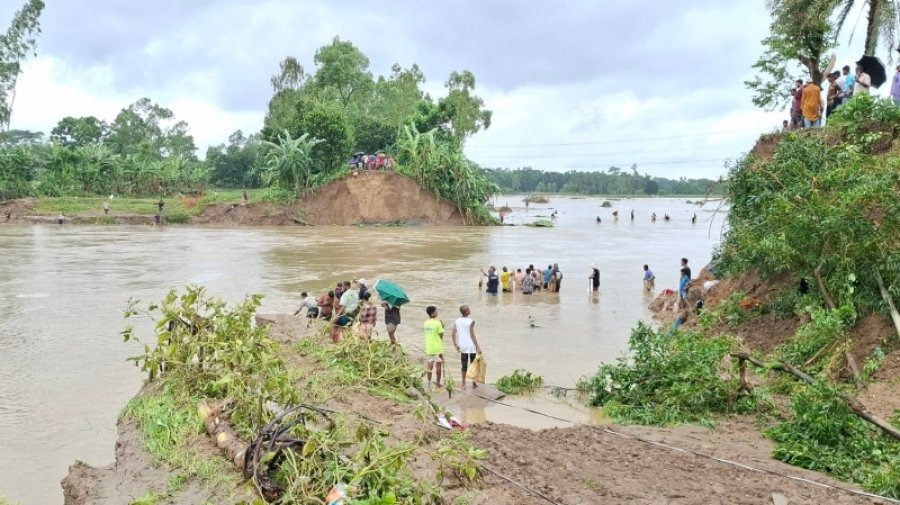 পাহাড়ি ঢল-বৃষ্টিতে তলিয়েছে বিস্তীর্ণ জনপদ, পাঁচ নদীর পানি বিপৎসীমার ওপরে