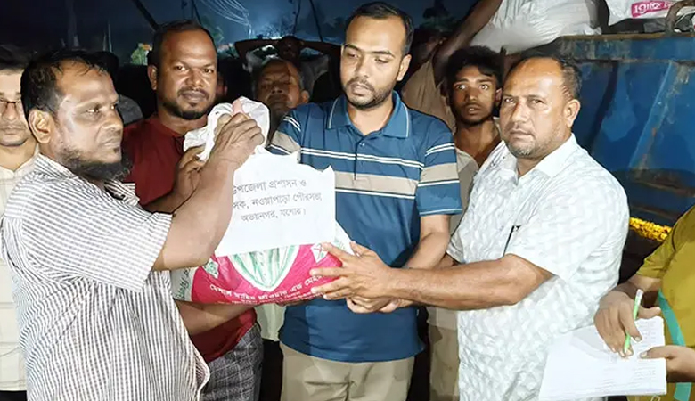 পানিবন্দি পরিবারে রাতে খাদ্য সহায়তা পৌঁছে দিয়েছেন ইউএনও