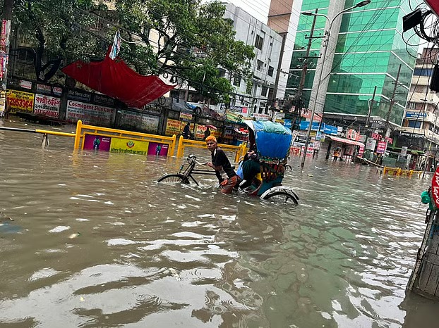 অঝোর বৃষ্টিতে ডুবল ঢাকা, দুর্ভোগে নগরবাসী