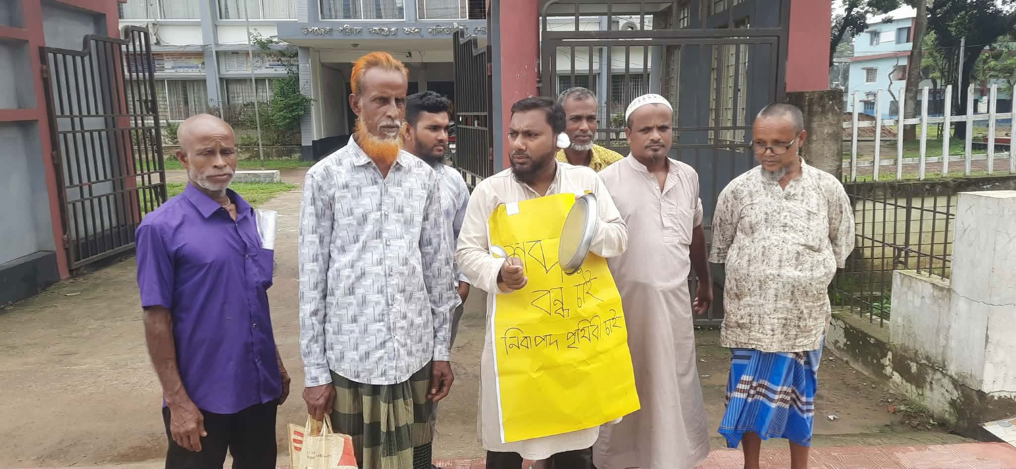 শব্দদূষণ বন্ধের দাবিতে কানে তুলা, হাতে থালা-চামচ নিয়ে শিক্ষকের প্রতিবাদ
