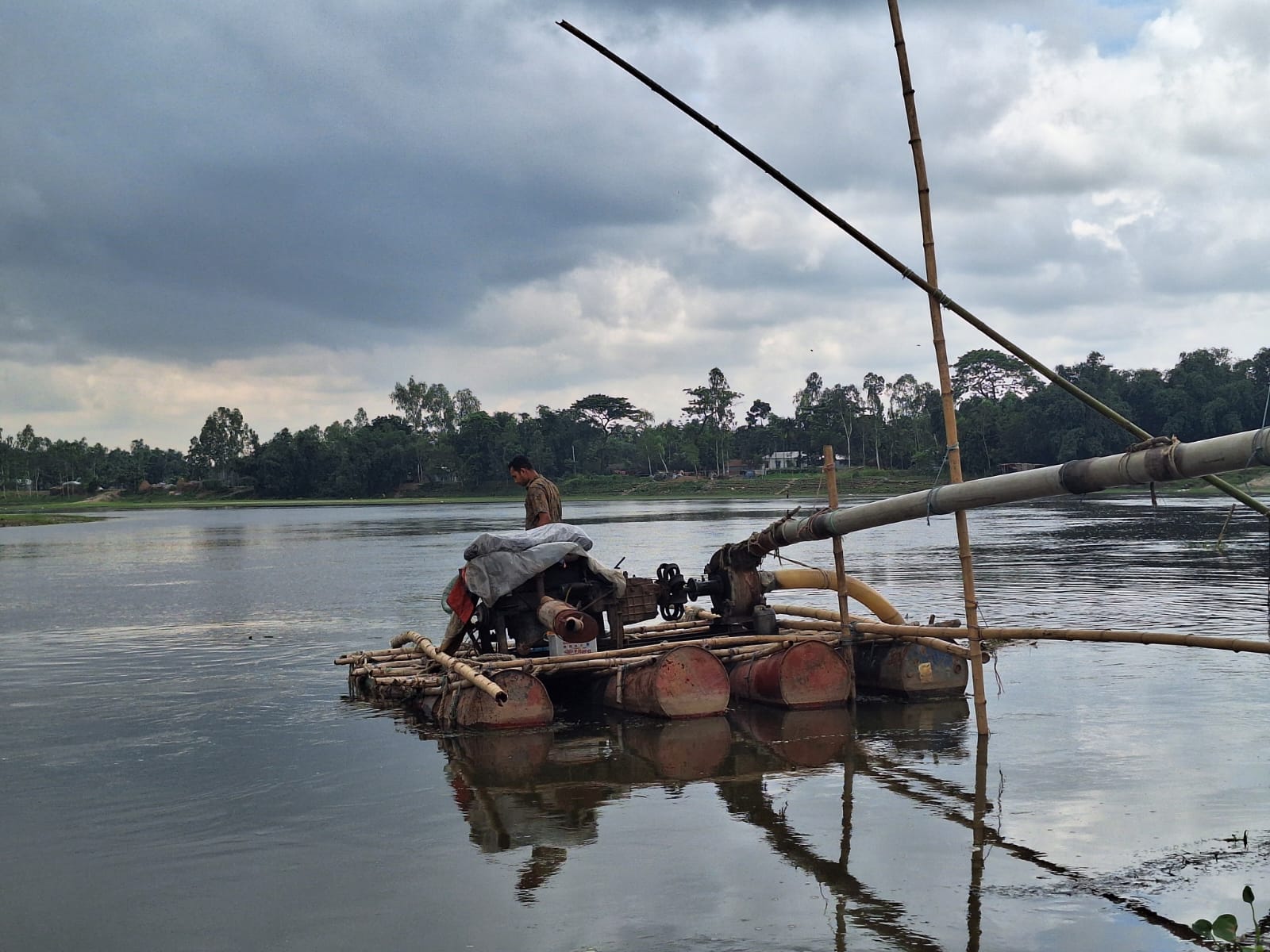 ধরলা নদীতে অবৈধ বালু উত্তোলনের বিরুদ্ধে অভিযান